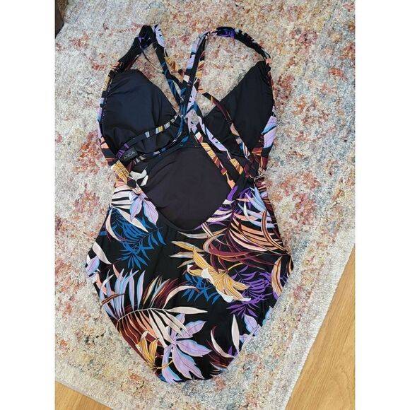 La Blanca Botanical One-P Swimsuit 10 - Picture 6 of 7